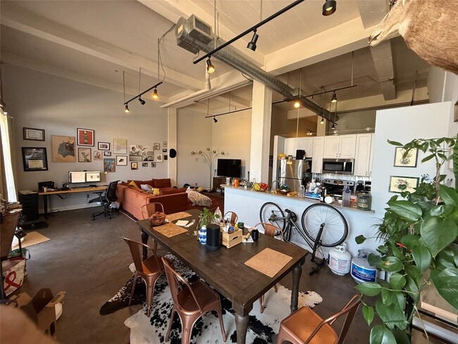 Photo - 915 N San Jacinto St