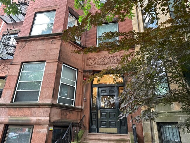 Building Photo - 1071 Beacon St Rental