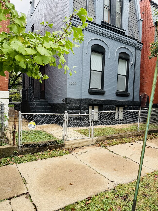 Building Photo - 3209 Iowa Ave