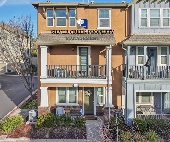 Building Photo - Beautiful Corner-Unit Townhome Near Downtown – 4 Bed | 3 baths