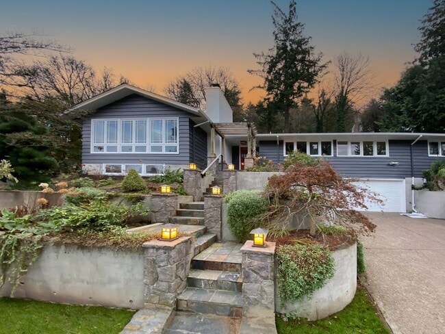 Building Photo - Portland Heights Home w/High-End Finishes! Double Range Viking Stove, Granite, Wood Floors, Sun R...