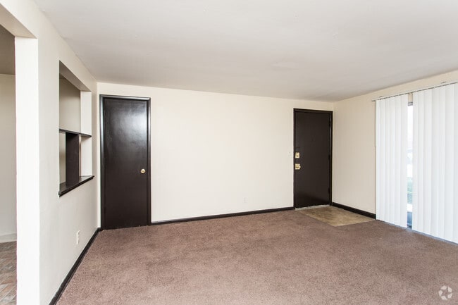 2BR, 1BA - 960 SF