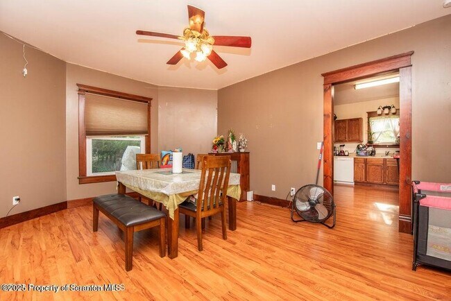 Photo - 947 William St