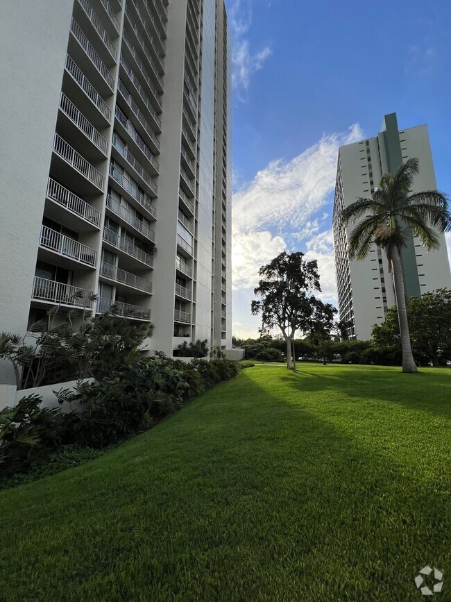 Building Photo - NEWLY RENOVATED- CORNER UNIT AT THE PEARL ... Rental