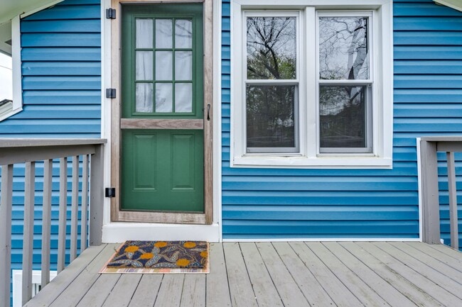 Building Photo - Well established neighborhood in prime loc... Unit 1 Rental
