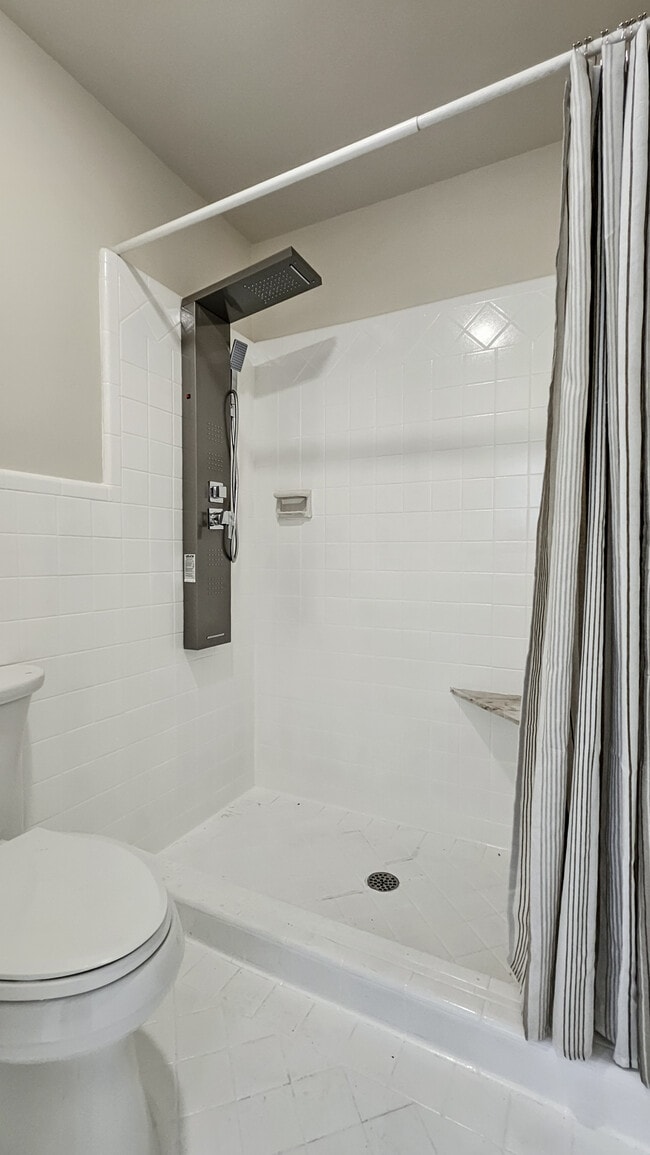Building Photo - 4033 Lucerne Dr SE