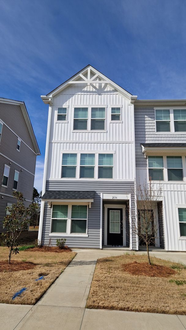 Building Photo - Brand New End-Unit Townhome | 3 BR/3.5BA | 1-Car Garage | Near Downtown Mooresville