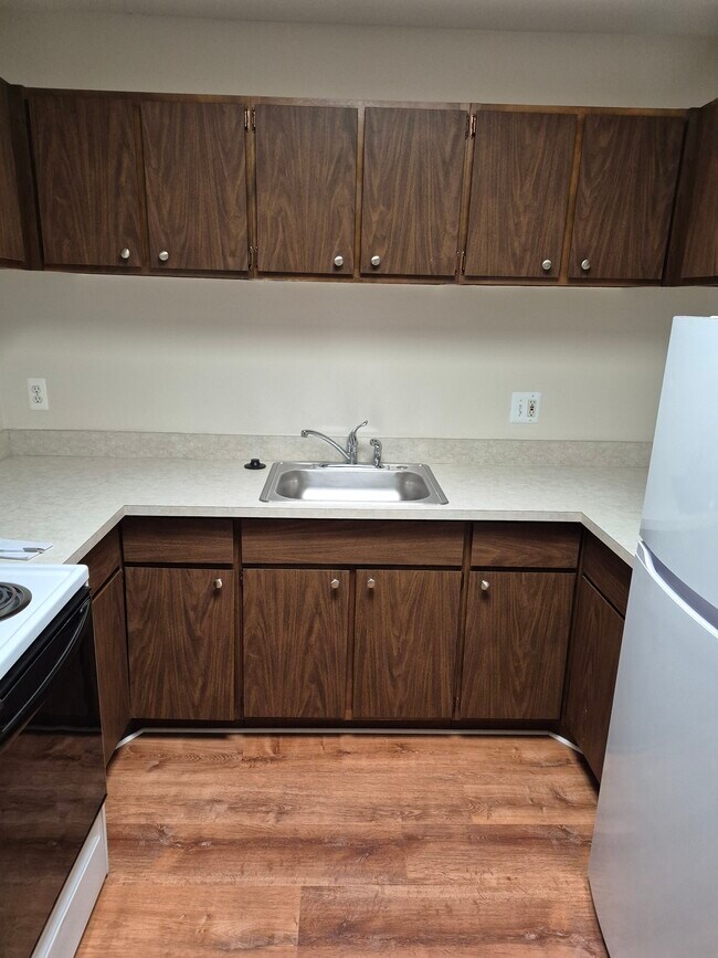 Kitchen - 239 Twelve Mile Rd Unit 16