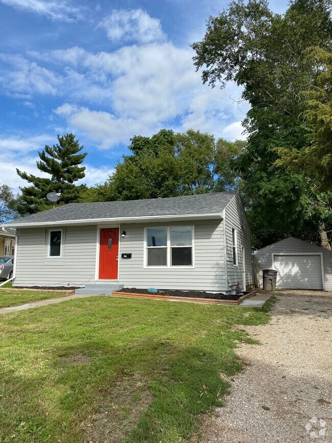 Building Photo - Fall in Love with this Cozy 2 Bedroom House!