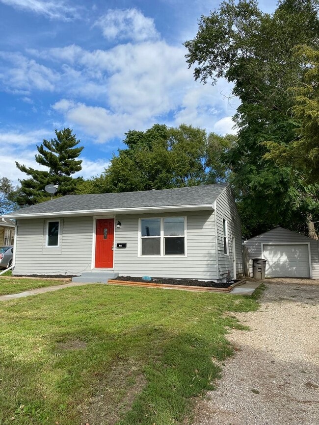 Fall in Love with this Cozy 2 Bedroom House! - Fall in Love with this Cozy 2 Bedroom House!