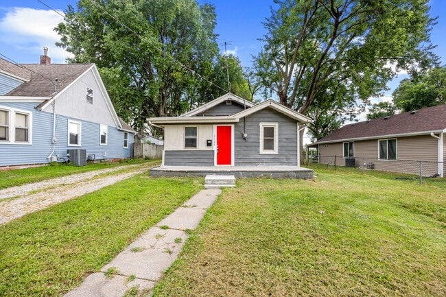 Building Photo - 3 Bedroom 1 Bath 2 Stall Detached Garage
