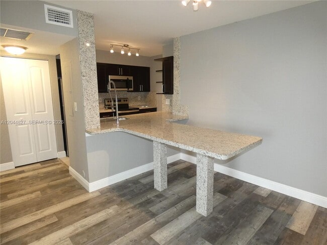 Building Photo - 2831 N Oakland Forest Dr Unit 101