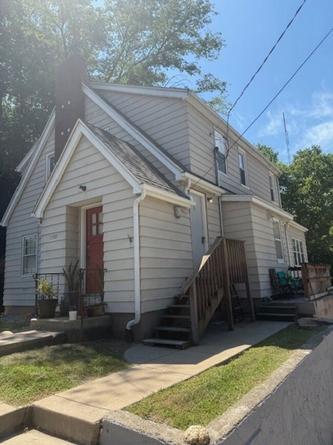 Building Photo - 1101 Pekin Ave Unit 3 Rental