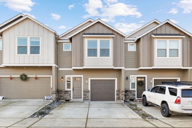 Building Photo - Gorgeous Townhome in Ridgefield!