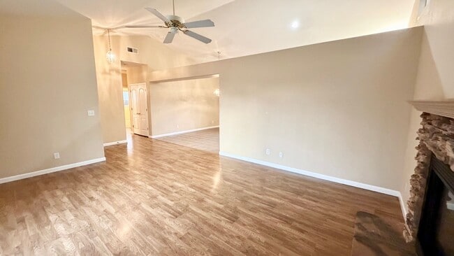 Photo - $2,350 Herndon & Willow, 3 Bedroom Home - N. Helm Ave, Clovis