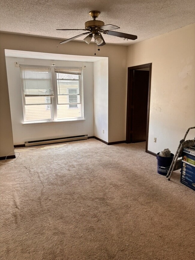 No more commute! Large 2 unit with parking... - No more commute! Large 2 unit with parking... Apartment Unit 2