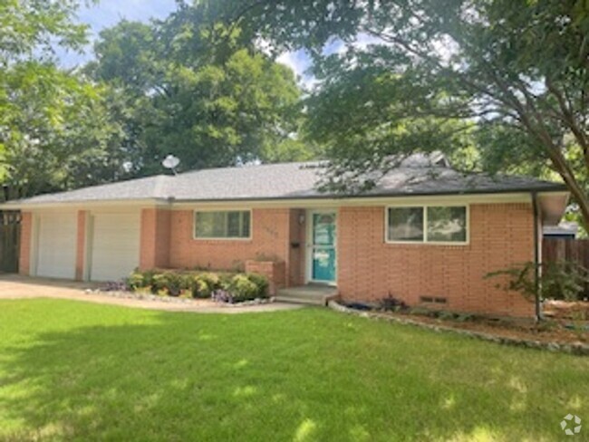 Building Photo - Very Nice 3/2/2 Rental