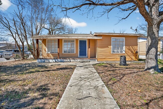 Building Photo - **50% Off First Month's Rent!**Newly Renovated 3 Bed / 2 Bath Home with Hardwood Floors & Spaciou...