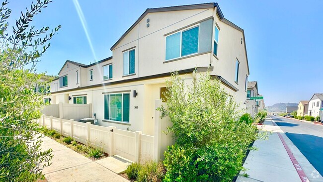 Building Photo - Beautiful, Newer Construction Home in Desi...