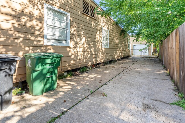 Photo - 1726 Du Barry Ln