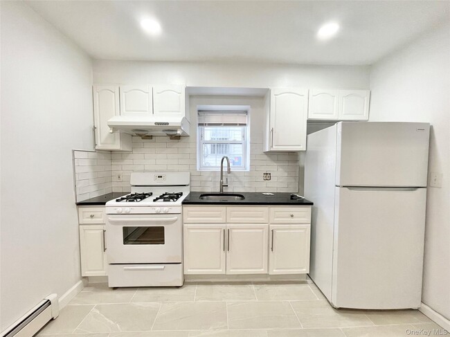 Building Photo - 41-59-59 70th St Unit 1A