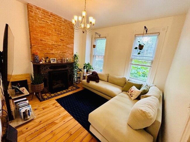 Building Photo - 742-744 Mohawk Unit 742 Mohawk