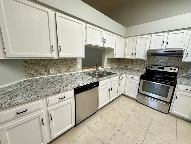 Photo - Beautiful open 2/2 Near UCF