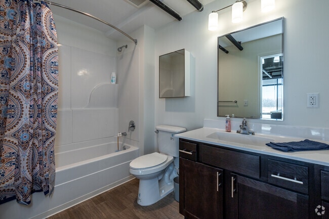 1BR, 1BA - 674SF - Bathroom