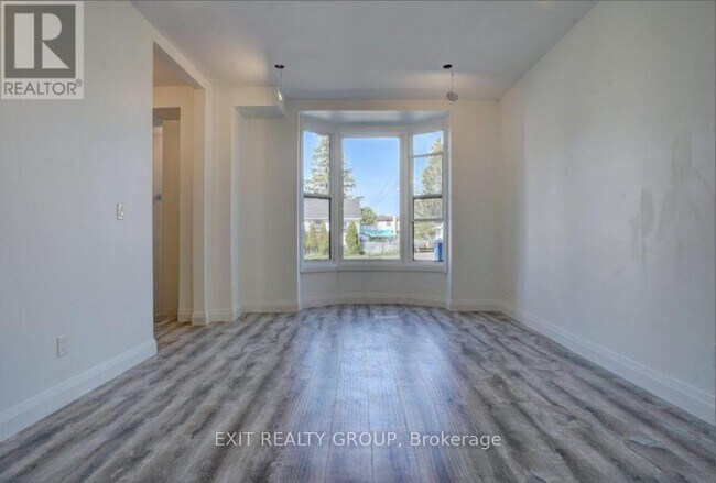 Photo - 105 Yeomans St