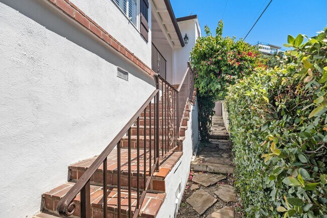 Photo - 1685 Sunset Plaza Dr