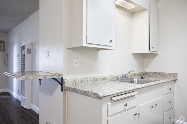1BR, 1BA - 575SF