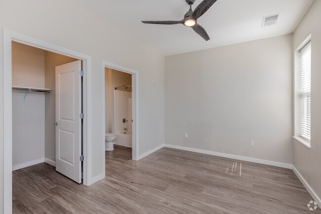 2BR, 2BA - 835SF