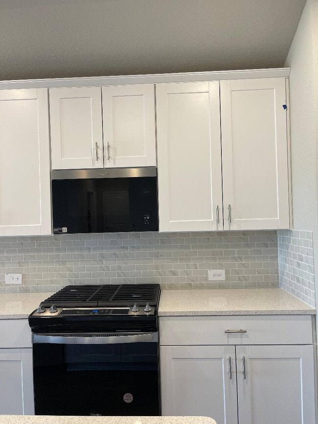 Brand new gas ranger and microwave - 608 Easthill Dr