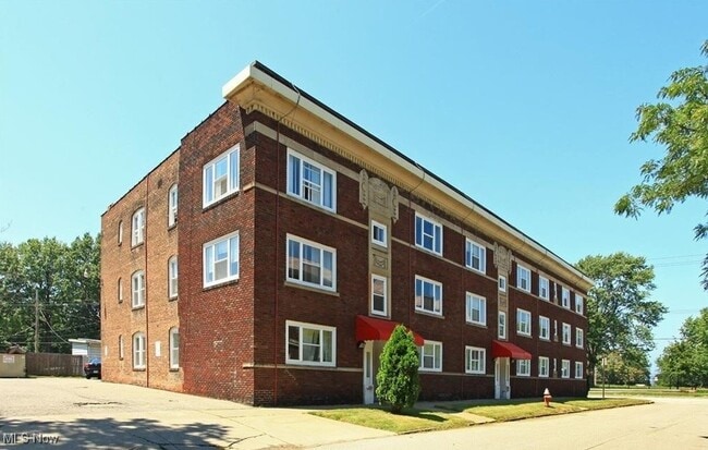 Building Photo - 14236 Lakeshore Blvd Unit 6