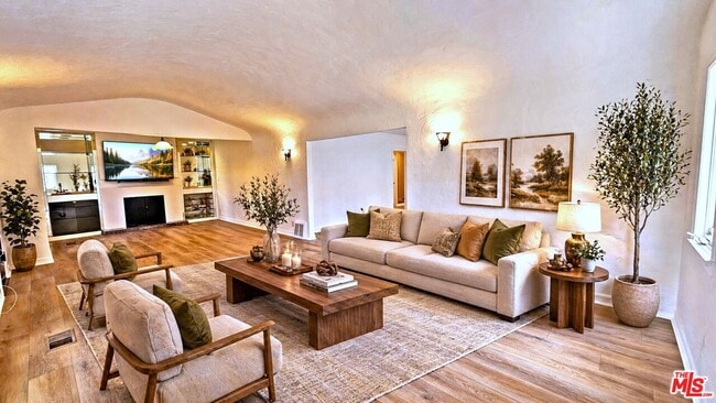 Photo - 132 S La Peer Dr