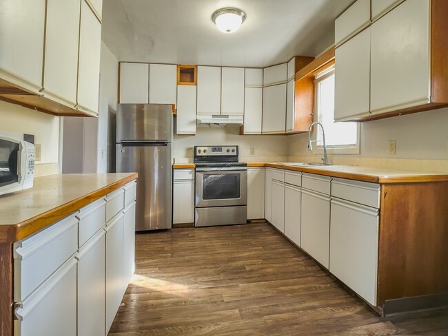 Photo - 810 10th St NE