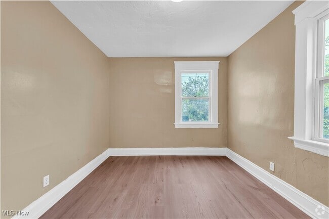 Building Photo - 9702 Laird Ave Unit 2 Back Rental