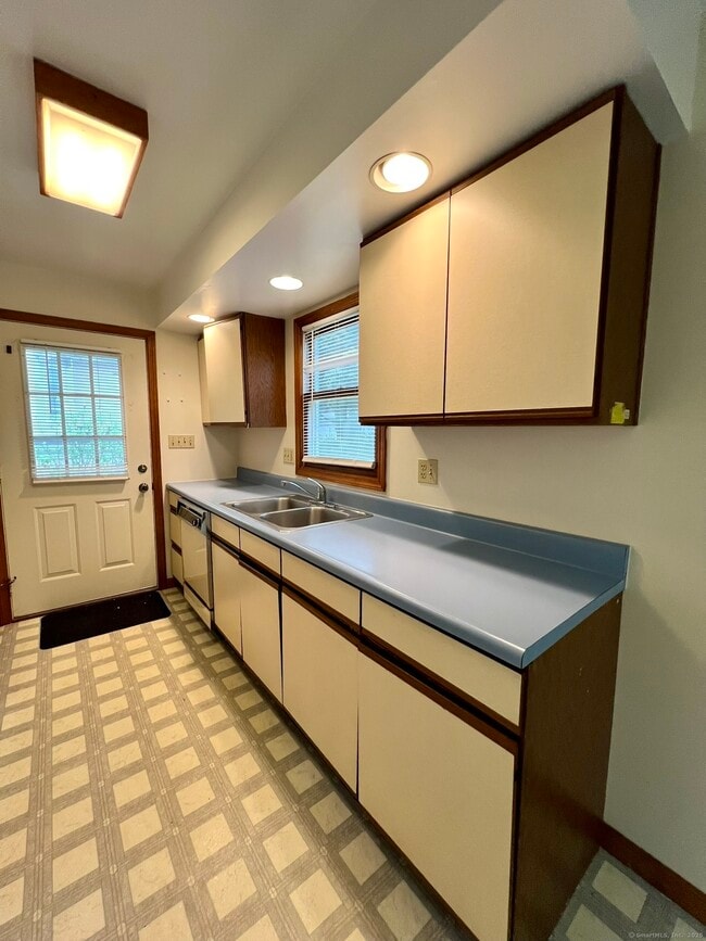 Photo - 7 Golden Hill St Unit 2nd floor