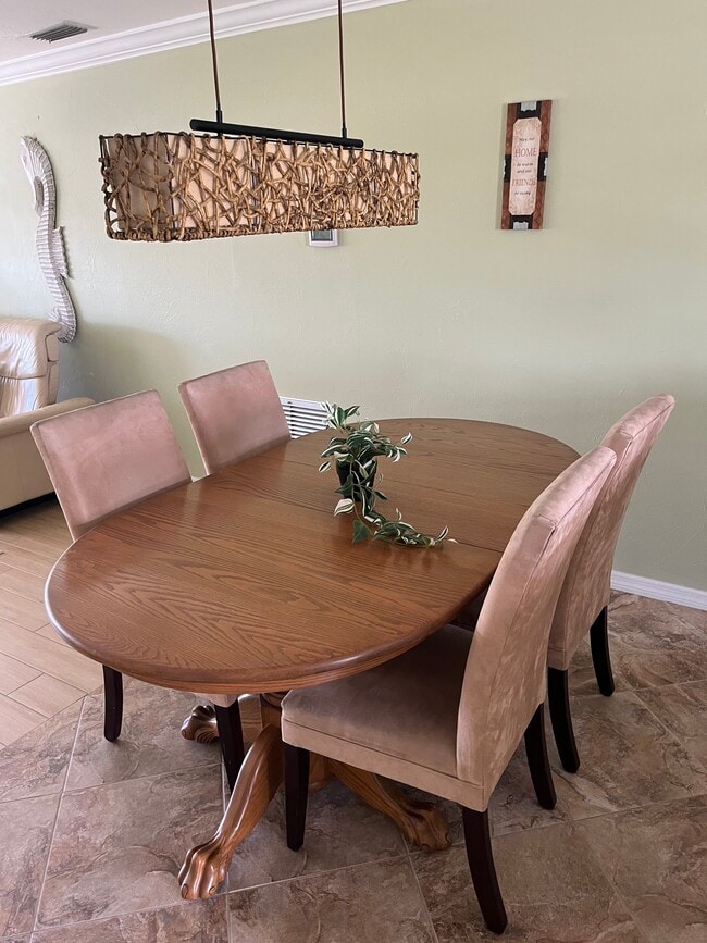 Dining table - 1706 Bikini Ct Unit 202