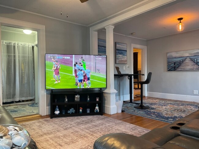 Building Photo - 20 Crescent St Unit 2