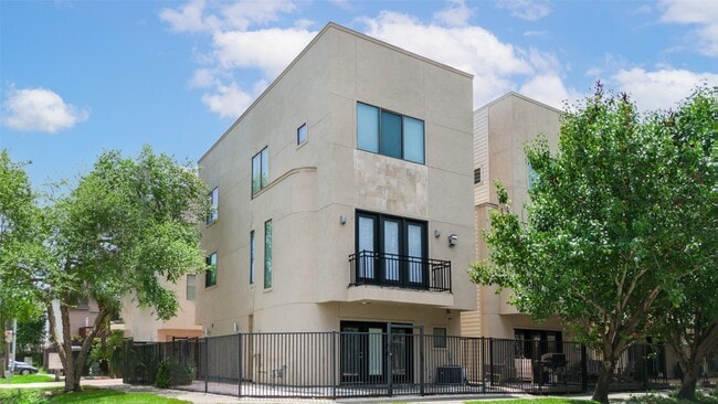 Building Photo - 731 Reinerman St