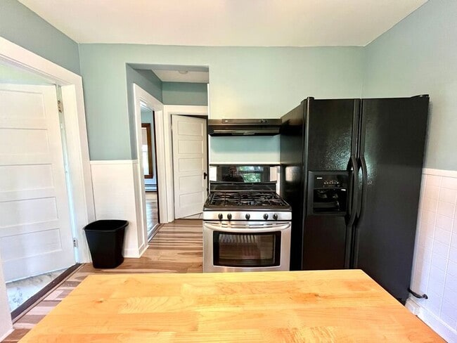 Photo - 33 Noble St Unidad A Rental