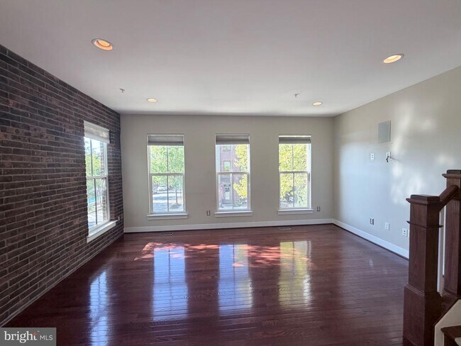 Photo - 4560 Longfellow St