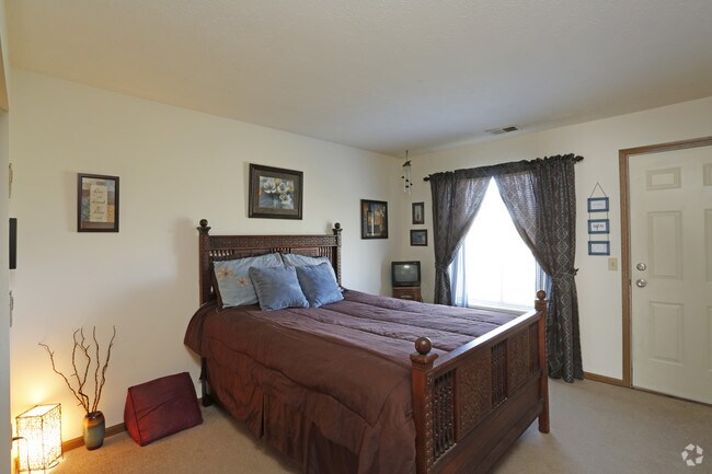 2BR, 1BA 930sq ft (3rd fl Open Concept) - Bedoom