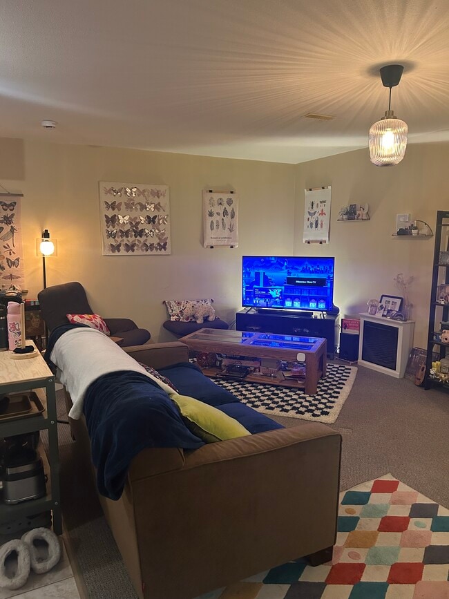 Photo - 6195 168 St