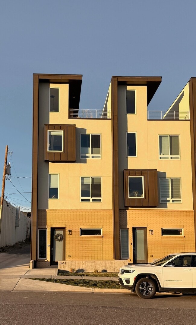 Unidad de esquina - 441 W 42nd Ave