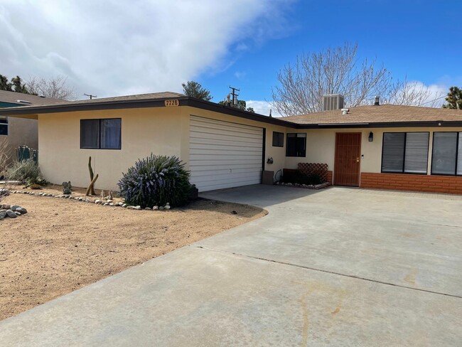 No Carpet!! Huge Yard! Extra Parking - No Carpet!! Huge Yard! Extra Parking House