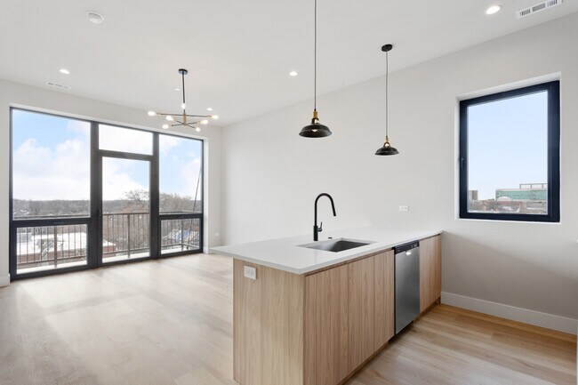 2475 W Foster Ave Unit 206