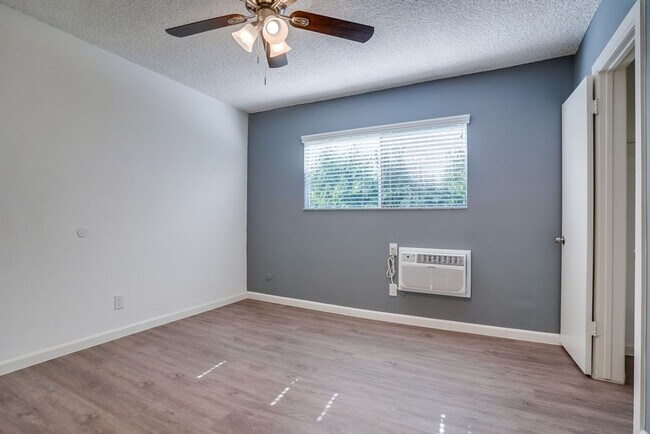 Photo - Apartment Building in Park Mesa Heights with Laundry On-Site and Parking