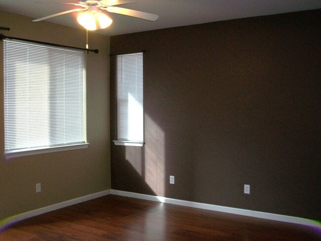 Photo - Well maintained 3 bedroom, 2-1/2 bath, 2-car garage $2400.00
